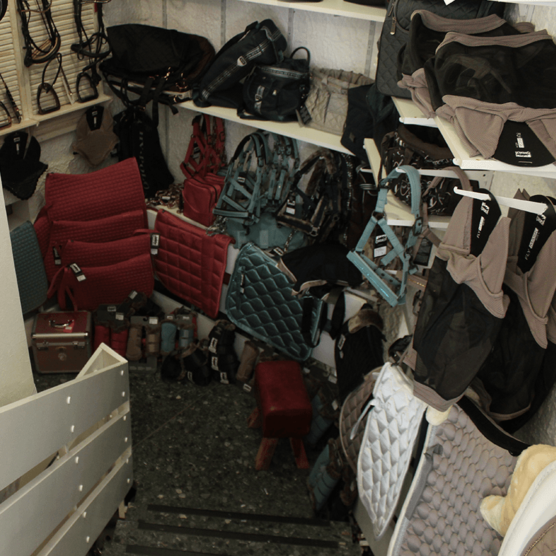 Treppe zum Second-Hand-Bereich mit gebrauchten Schabracken und Halftern